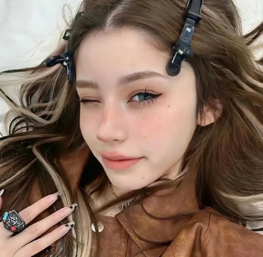 艳丽娇娃海报